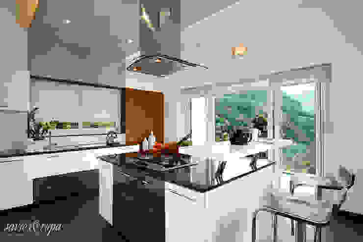 Island kitchen Savio and Rupa Interior Concepts Modern kitchen
