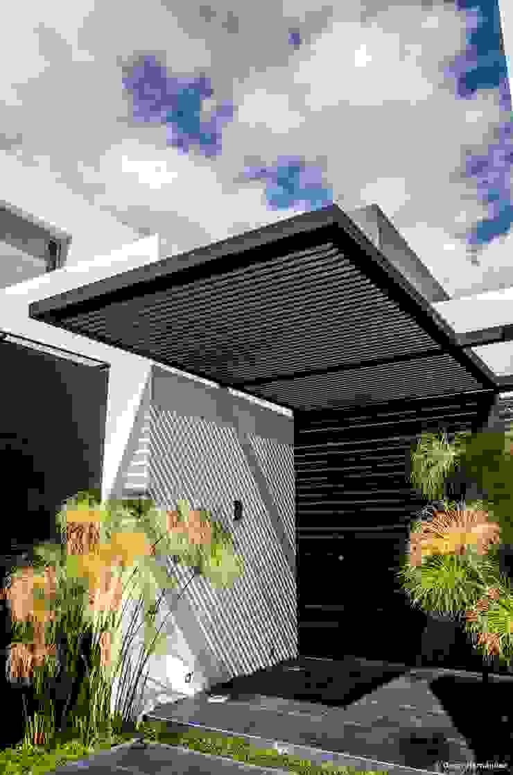 casaMEZQUITE, BAG arquitectura BAG arquitectura Haustür Eisen/Stahl Weiß
