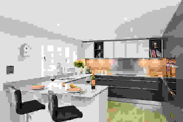 Mr & Mrs H, Kitchen, Byfleet Village, Surrey Raycross Interiors Modern kitchen Grey