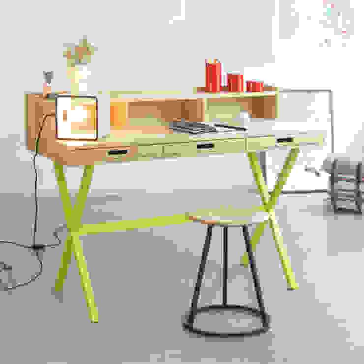 Kleine Schreibtische, Das rote Paket - Junges Design für Daheim Das rote Paket - Junges Design für Daheim Modern Study Room and Home Office Wood Yellow Desks