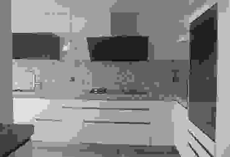 Negro, blanco y gris: una mezcla que realza una cocina de