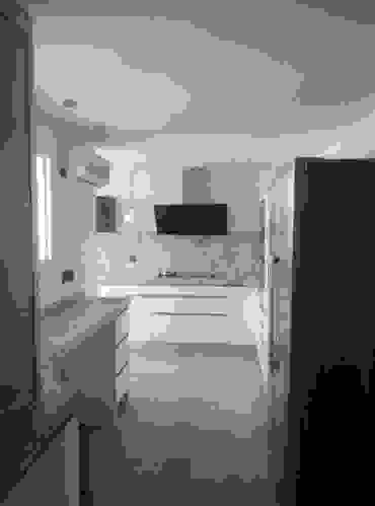 Negro, blanco y gris: una mezcla que realza una cocina de