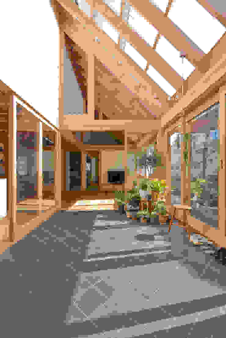 柏の平屋 ねじれ屋根のせ, 千田建築設計 千田建築設計 Ausgefallener Wintergarten Fliesen