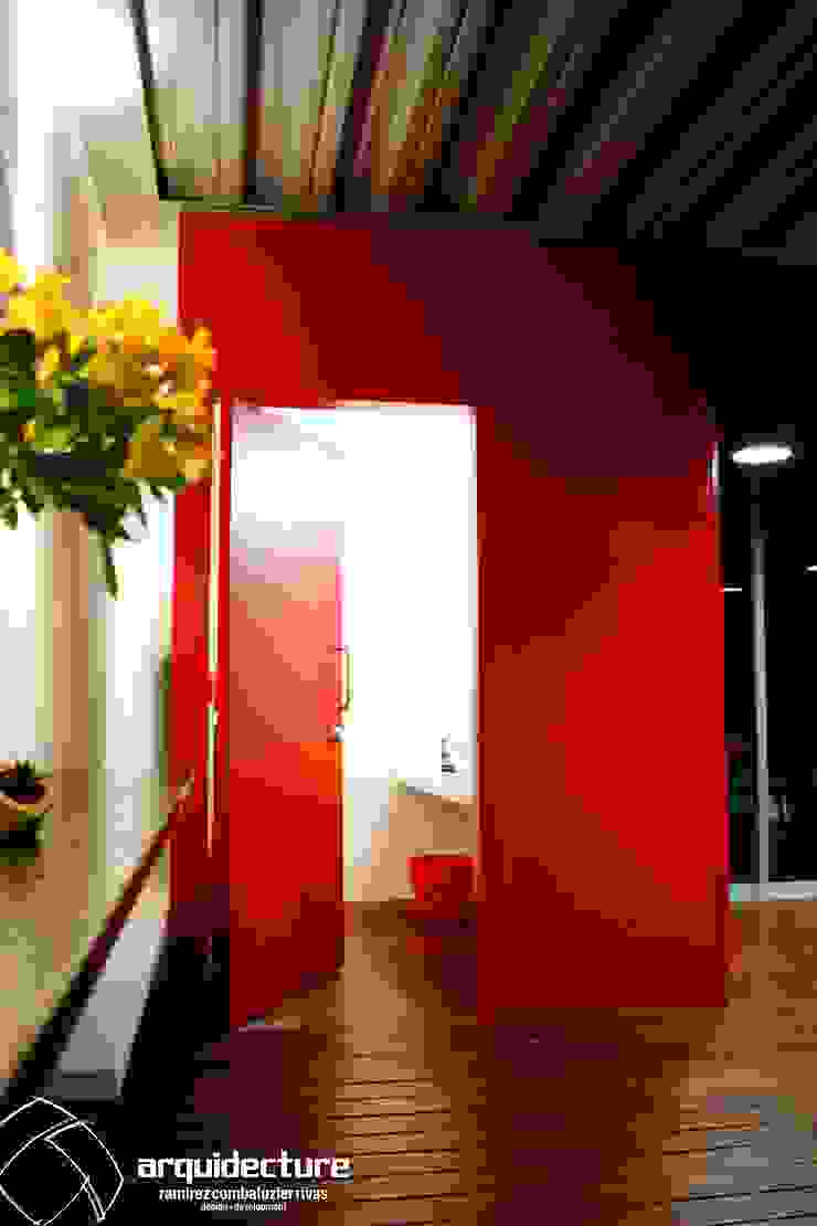 Grupo Arquidecture Industrial style bathroom Iron/Steel Red