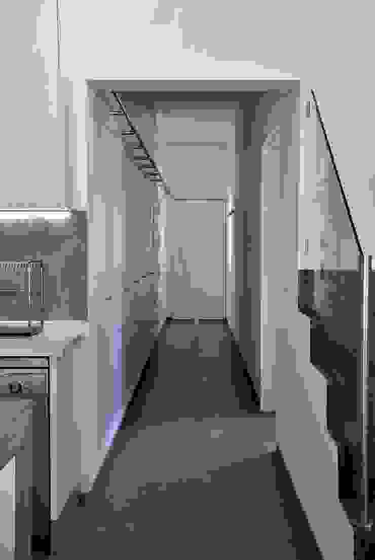 é ar quitectura Pasillos, vestíbulos y escaleras modernos Tablero DM Blanco