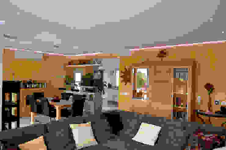 Remodelação / Renovação de Interiores Salas de estar modernas por RenoBuild Algarve Moderno