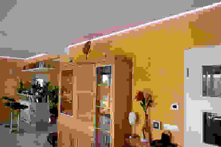 Remodelação / Renovação de Interiores Salas de estar modernas por RenoBuild Algarve Moderno