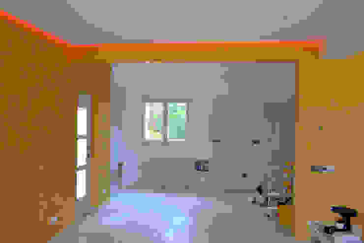 Remodelação / Renovação de Interiores Salas de estar modernas por RenoBuild Algarve Moderno