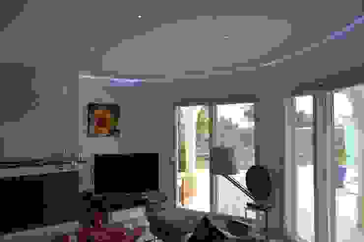 Remodelação / Renovação de Interiores Salas de estar modernas por RenoBuild Algarve Moderno