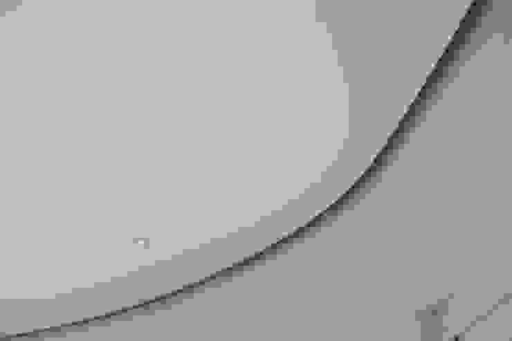 Remodelação / Renovação de Interiores Salas de estar modernas por RenoBuild Algarve Moderno