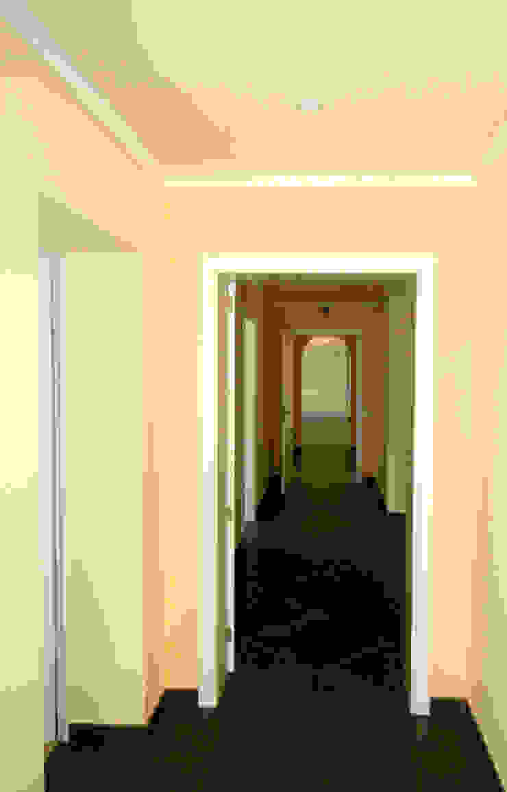 Remodelação / Renovação de Interiores Corredores, halls e escadas modernos por RenoBuild Algarve Moderno