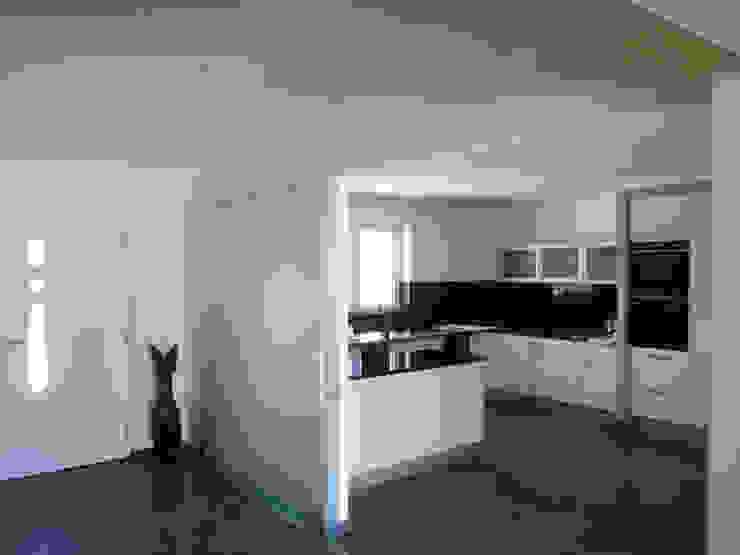 Remodelação / Renovação de Interiores Corredores, halls e escadas modernos por RenoBuild Algarve Moderno