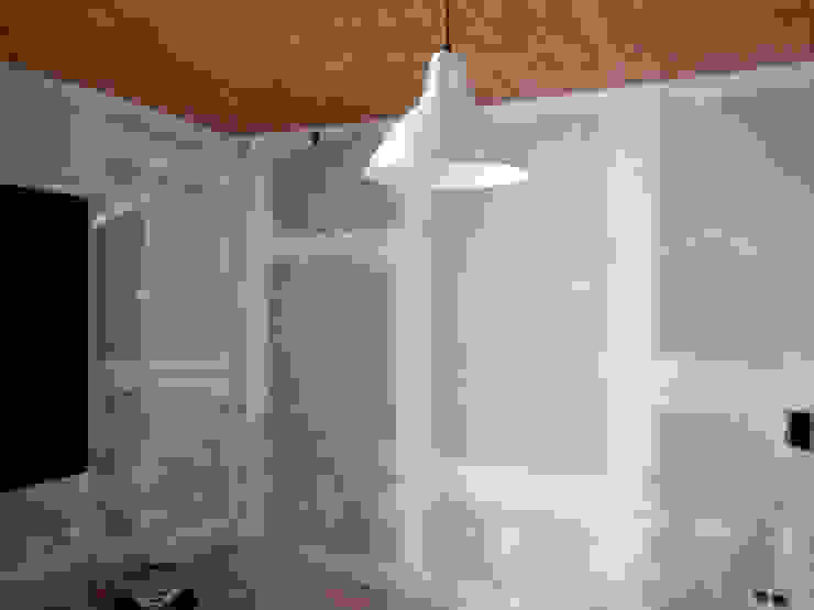 Remodelação / Renovação de Interiores Salas de estar rústicas por RenoBuild Algarve Rústico