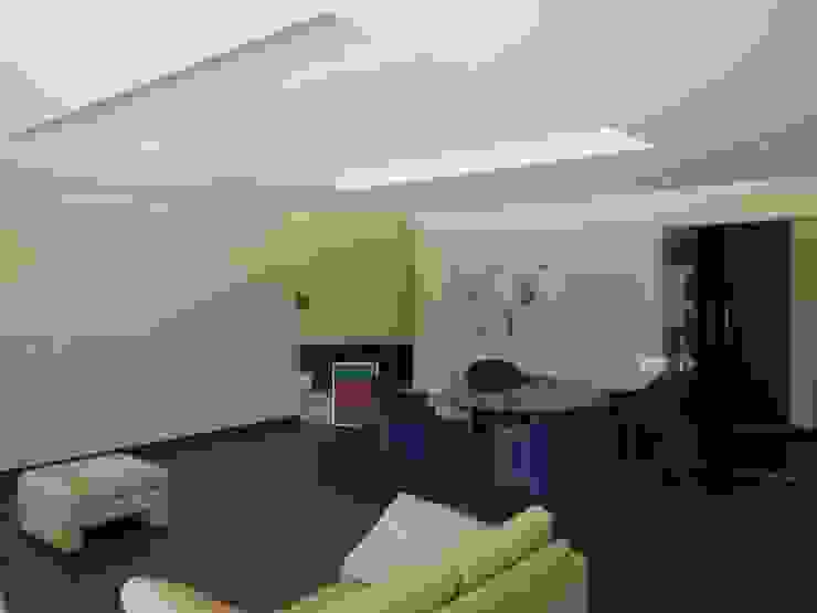 Remodelação / Renovação de Interiores Salas de estar modernas por RenoBuild Algarve Moderno