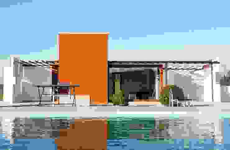 Arquitectura Casa Klee con pergolado Exterior MODULAR HOME Casas de estilo moderno Agua,Cielo,Edificio,Azur,Planta,Diseño de interiores,Sombra,casa,Barrio residencial,Alberca
