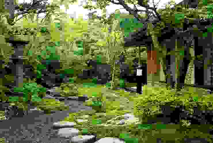 街中で自然を感じる庭, Enatsu Garden Architect / 江夏庭苑事務所 Enatsu Garden Architect / 江夏庭苑事務所 Asian style garden