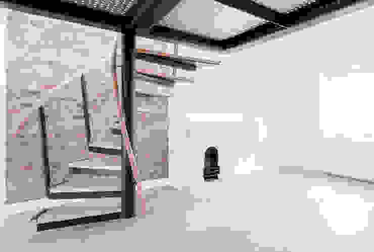 Spiral staircase to the mezzanine Railing London Ltd Pasillos, vestíbulos y escaleras modernos