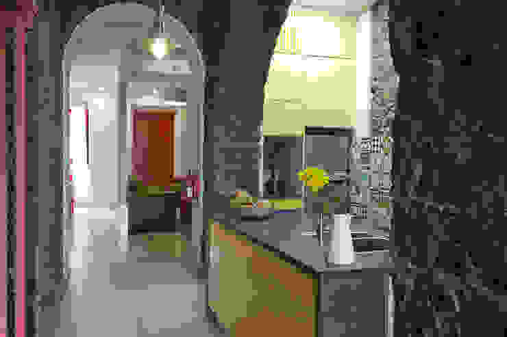 Azorean Urban Lodge, ARCO mais - arquitectura e construção ARCO mais - arquitectura e construção Kitchen Yellow