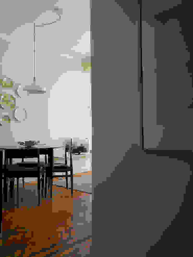 Eclectic style dining room by MUDA Home Design Eclectic