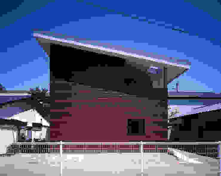 眉山を望む家, TENK TENK Modern houses Iron/Steel Red