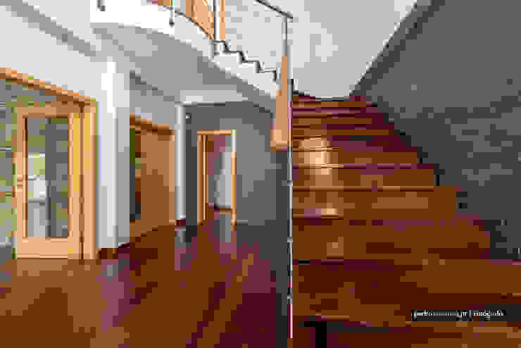 homify Corredores, halls e escadas modernos
