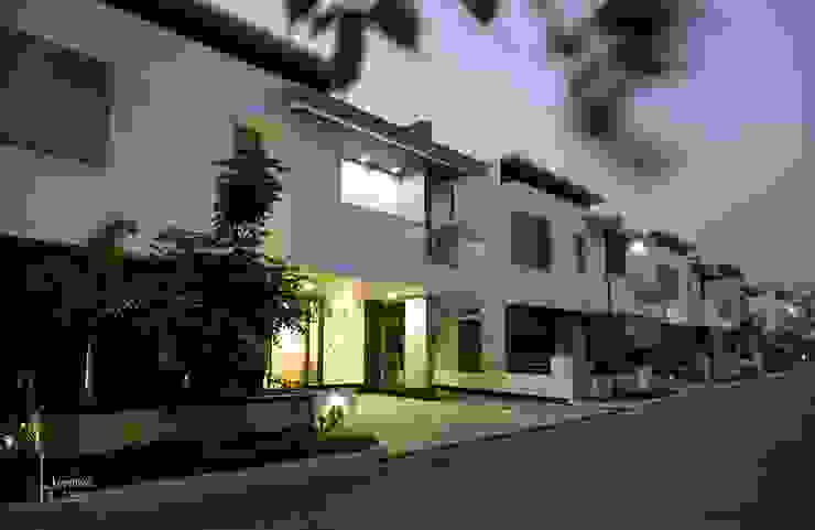 Exterior View KREATIVE HOUSE Modern Houses Concrete White