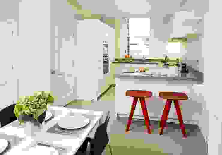 Small U Shaped Kitchen Elan Kitchens Nhà bếp phong cách hiện đại White modern kitchen,small kitchens,kitchen space,white kitchen,contemporary kitchen,kitchen diner,modern apartment,u shape kitchens,white kitchen