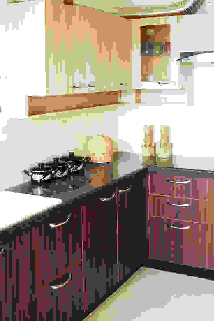 Ashpra interiors CucinaPiani di lavoro Compensato Marrone