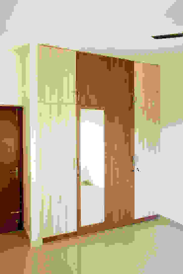 Ashpra interiors Camera da lettoArmadi & Cassettiere Variopinto