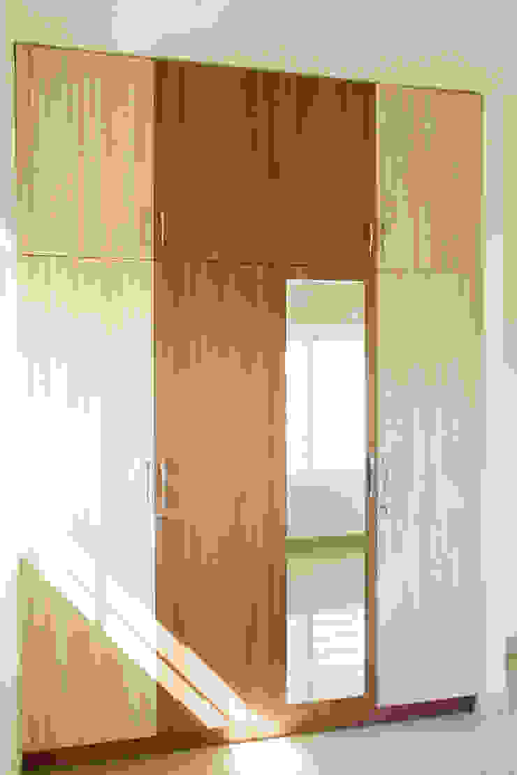 Ashpra interiors Camera da lettoArmadi & Cassettiere Effetto legno