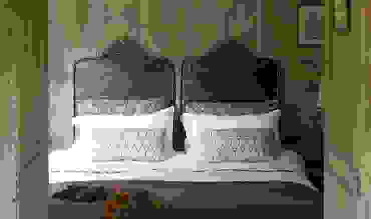 Chambre bohème, Les Rosees Les Rosees Chambre rustique Confort,Noir,Bois,Textile,Gris,Cadre de lit,Étage,Bois franc,Sol,Lit