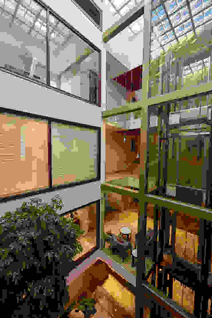 A courtyard house, eSpaces Architects eSpaces Architects Modern Corridor, Hallway and Staircase