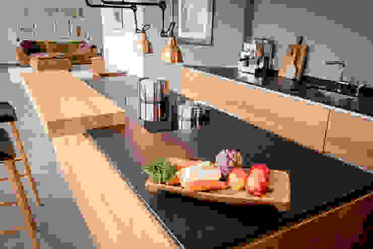Tischlerküche in Eiche und Granit, ApM-media ApM-media Кухня