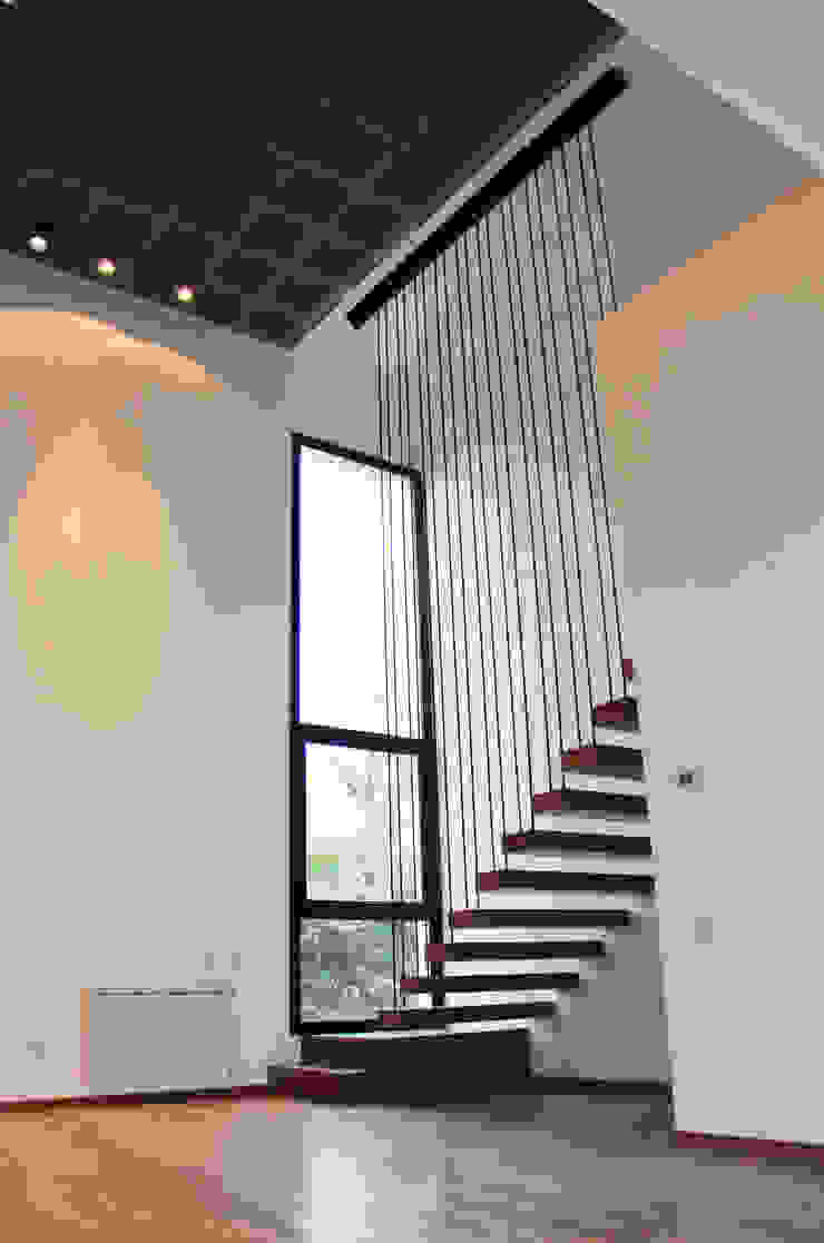 DI - Escalera en incienzo, Estudio .m Estudio .m Moderner Flur, Diele & Treppenhaus