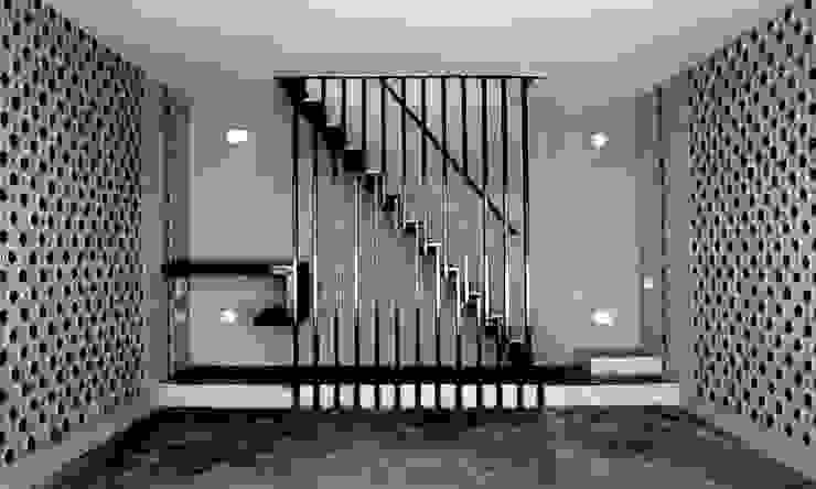 Living Room Staircase BETWEENLINES Minimalist corridor, hallway & stairs