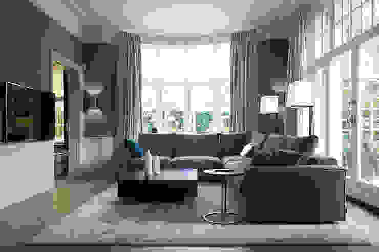 Villa Hilversum, Designa Interieur & Architectuur BNA Designa Interieur & Architectuur BNA Klassieke woonkamers Meubilair,Bank,Raam,Gebouw,Schaduw,Comfort,Hout,Interieur ontwerp,Woonkamer,studio bank