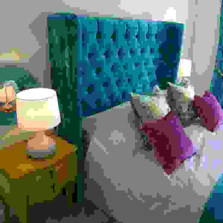 deep buttoned headboard Style Within 클래식스타일 침실 파랑 velvet headboard,teal blue fabrics,yellow bombe bedside,touch table lamp,pink cushions,neutral bedlinen,grey bedroom,fabric headboard