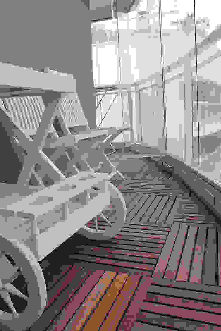 Julia Queima Arquitetura 모던스타일 발코니, 베란다 & 테라스