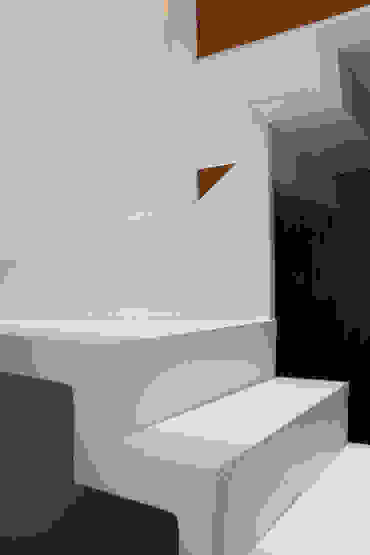 Julia Queima Arquitetura 모던스타일 복도, 현관 & 계단