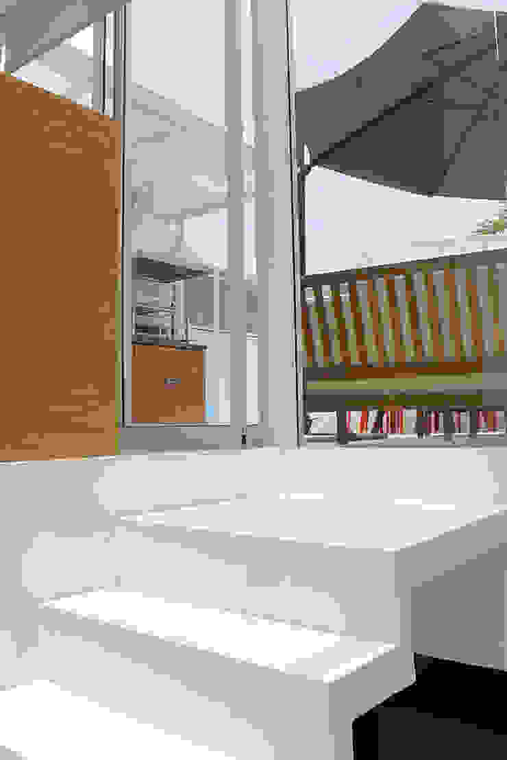 Julia Queima Arquitetura 모던스타일 복도, 현관 & 계단