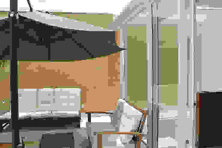 Julia Queima Arquitetura 모던스타일 발코니, 베란다 & 테라스