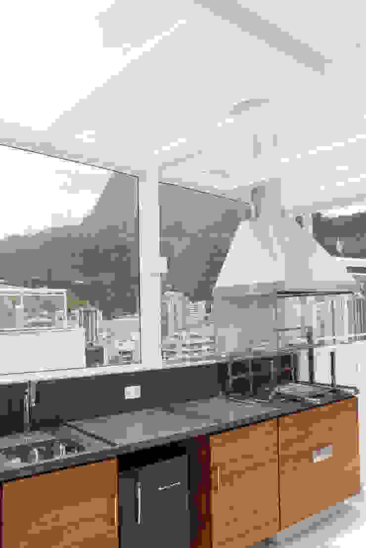 Julia Queima Arquitetura 모던스타일 발코니, 베란다 & 테라스