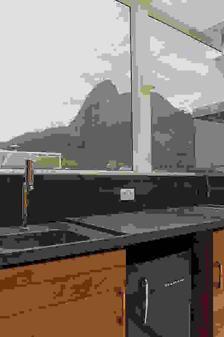 Julia Queima Arquitetura 모던스타일 발코니, 베란다 & 테라스