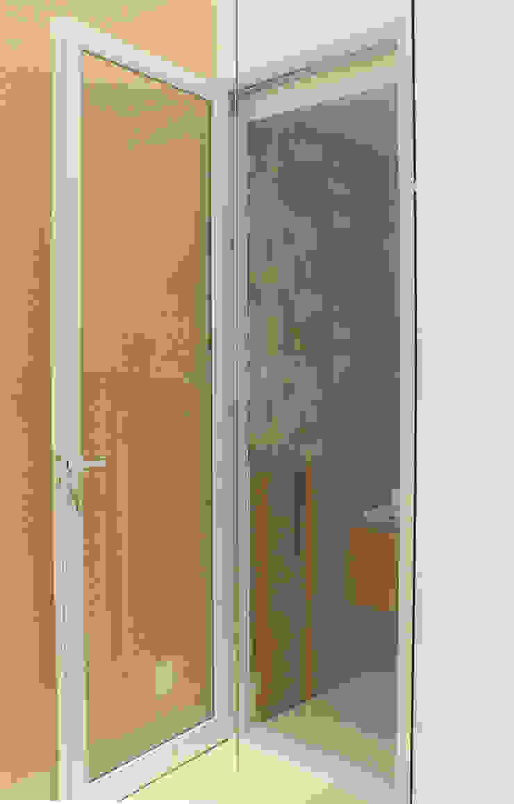 Julia Queima Arquitetura 모던스타일 발코니, 베란다 & 테라스