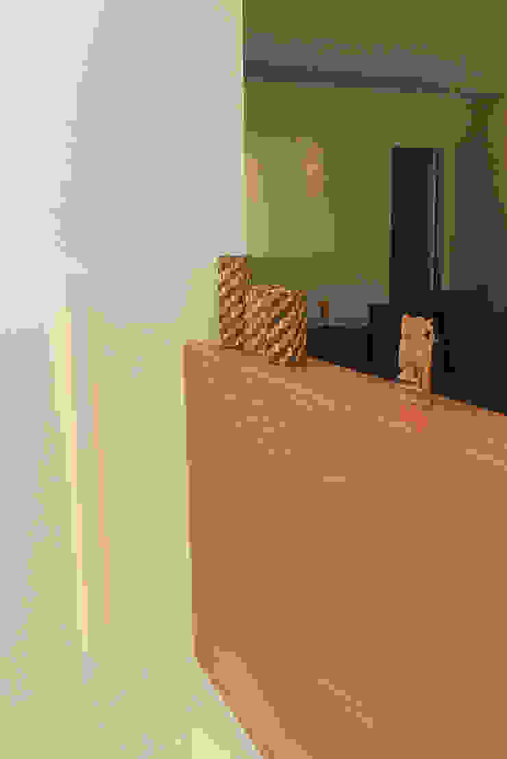 Julia Queima Arquitetura 모던스타일 복도, 현관 & 계단