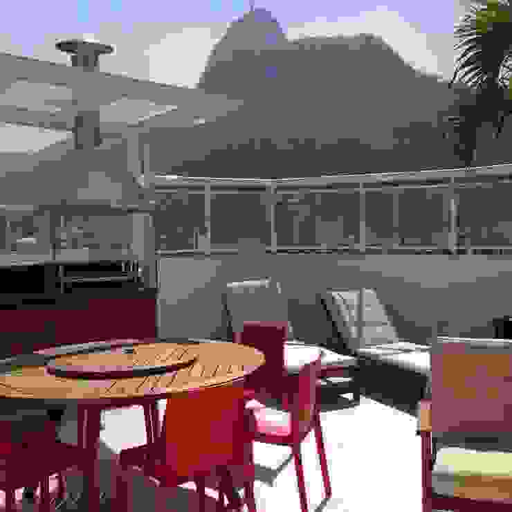 Julia Queima Arquitetura 모던스타일 발코니, 베란다 & 테라스