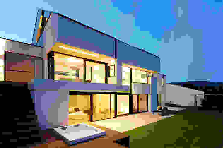 GOLDEN GATE LEE+MIR Moderner Balkon, Veranda & Terrasse Whirlpool,Garten,Terrasse,Balkon,Glasbrüstung