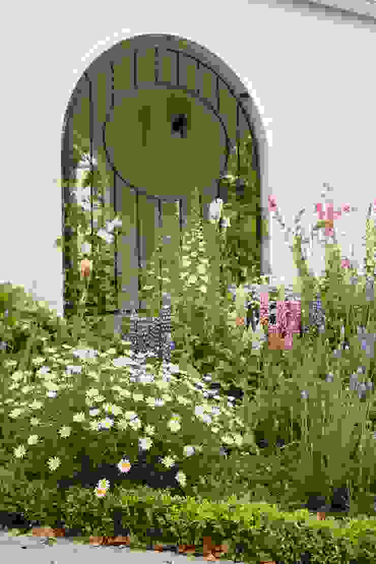 商業施設ガーデン施工例 チャペルガーデン, Bloom Field Bloom Field モダンな庭 花,植物,花弁,ドア,植生,草,低木,窓,グランドカバー,草の家族