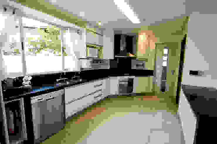 Cozinha P&B Tejo Arquitetura & Design Cozinhas modernas cozinha preta,armário de cozinha,Iluminação de cozinha,copa,cadeira de cozinha,decoração de cozinha,cozinha,cucina,kitchen