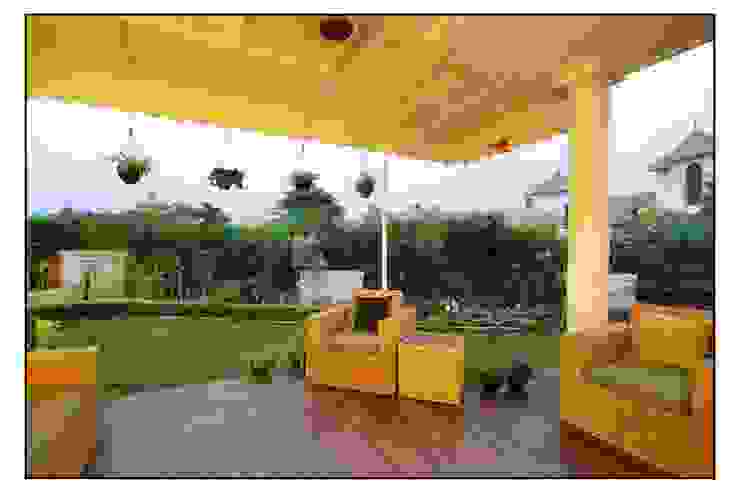 Residence For Captain Nikhil Kanetkar and Ashwini Kanetkar, Navmiti Designs Navmiti Designs Modern garden